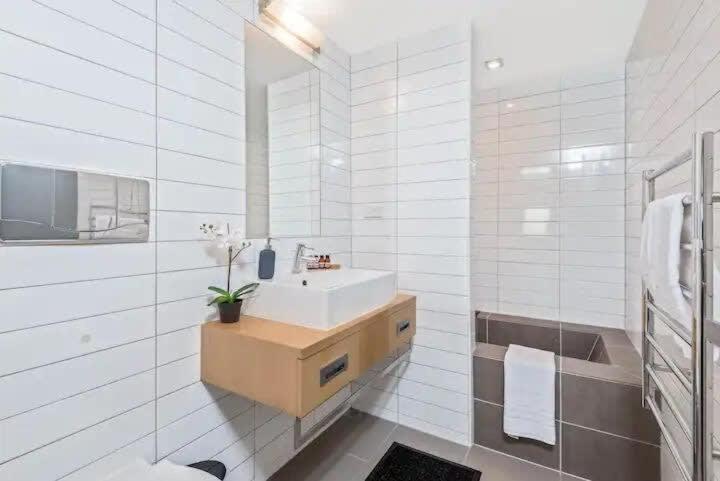 Luxury Lakeview 2 Bedroom Apartment Distretto di Distretto di Queenstown Esterno foto